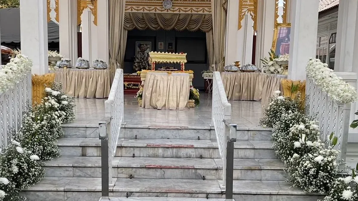 ศาลาวัดที่จัดดอกไม้หน้าหีบและตั้งพวงหรีดของผู้ส่งไว้ตลอดงานสวดพระอภิธรรม