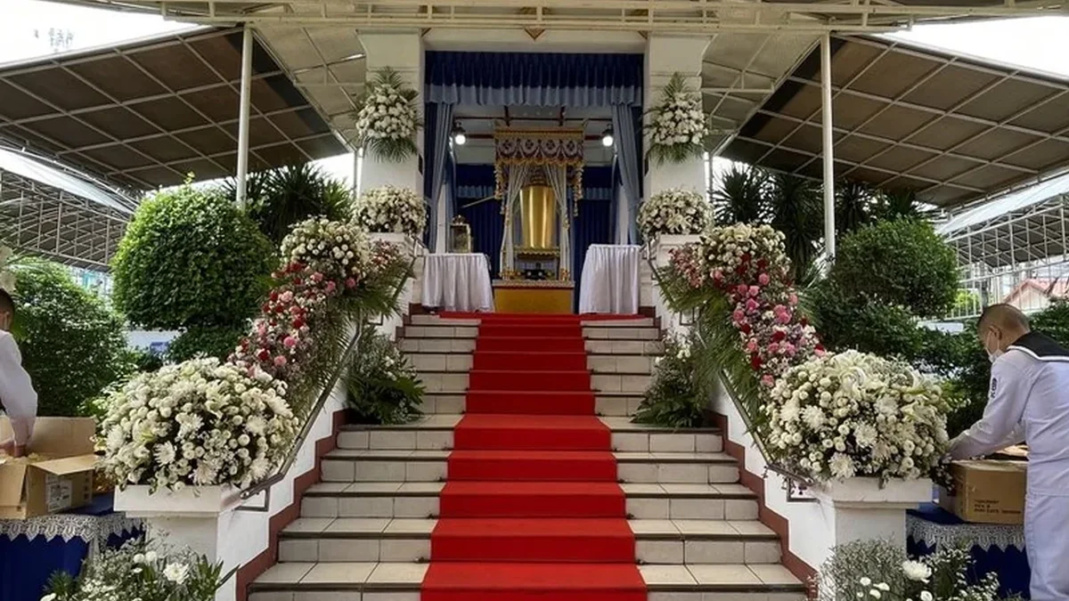 ทางเข้าศาลาวัดที่จัดดอกไม้และมีจุดลงทะเบียนสำหรับผู้มาร่วมงานสวดพระอภิธรรม