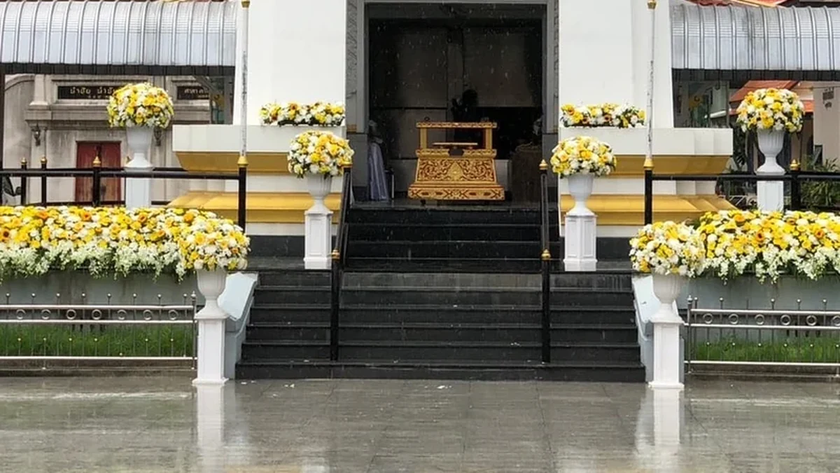 ศาลาวัดในกรุงเทพฯ ช่วงเย็นก่อนพิธีสวดพระอภิธรรมเริ่ม ซึ่งเป็นช่วงที่ผู้ที่เลิกงานแล้วยังไปร่วมงานได้ทัน